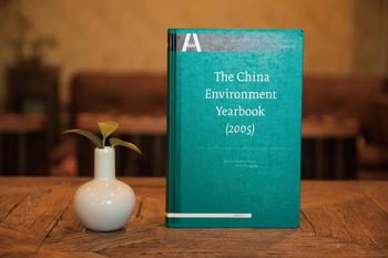 2007年5月，社会科学文献出版社第1本英文版皮书——《环境绿皮书——中国的环境危局与突围》