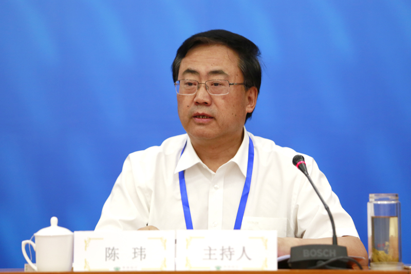 青海省社会科学院党组书记、院长陈玮主持发言
